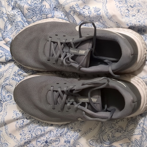 Nike Men's Revolution Shoe - Picture 2 of 7